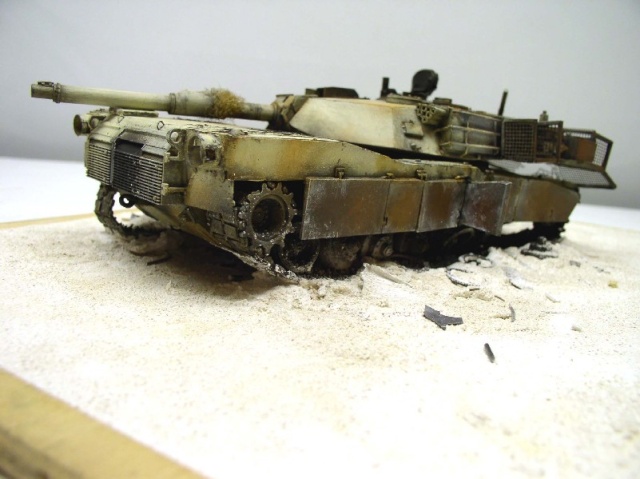 Maquette de char Abrams patiné aux pigments de poussière sur diorama de sable