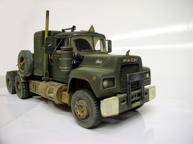 Maquette de camion tracteur militaire Mack vert olive avec patine et vieillissement, vue trois quarts avant