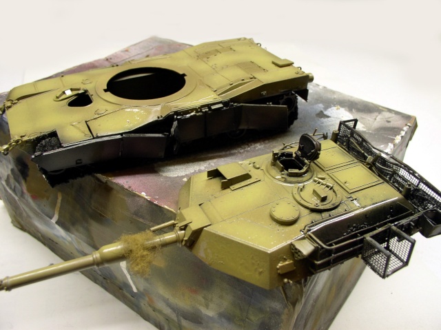 Maquette de char Abrams en cours de peinture sable, caisse et tourelle séparées