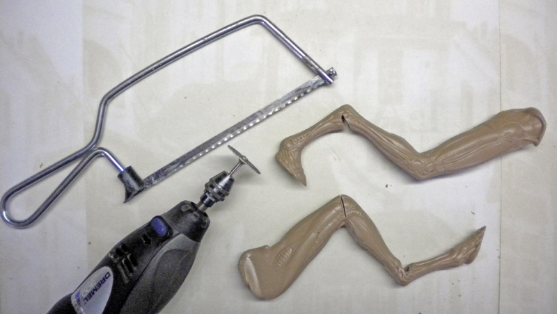 Scie à chantourner, outil rotatif Dremel et jambes de figurine Alien à modifier