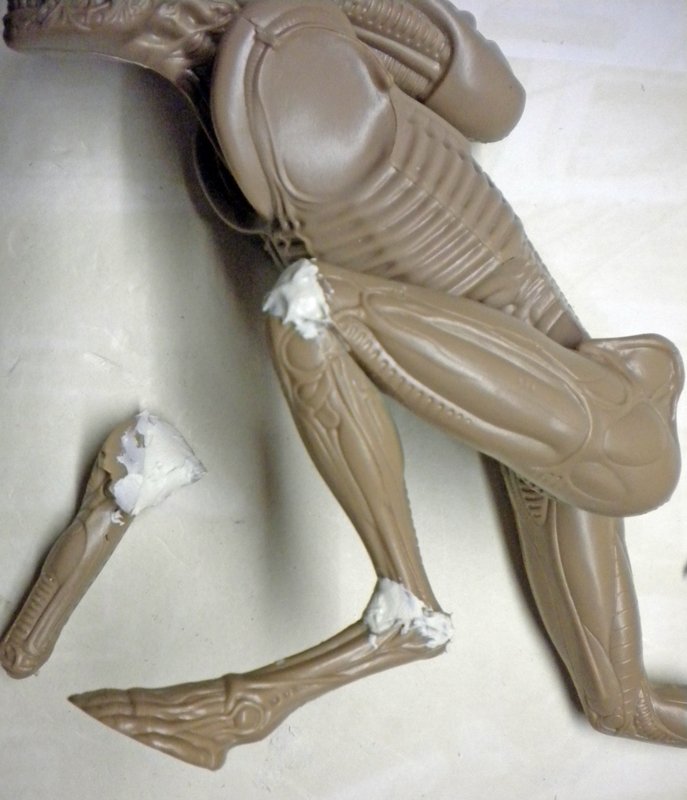 Pièces de jambes de la maquette Alien 3 avec joints de mastic blanc
