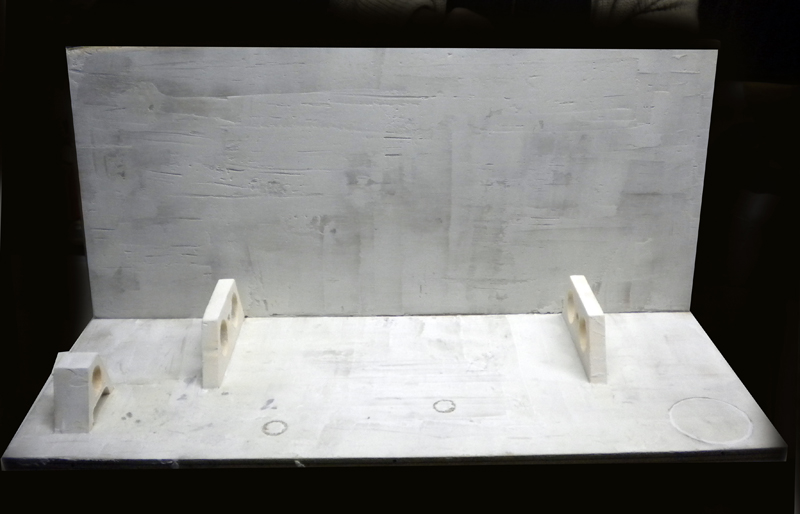 Maquette de décor blanc en construction avec cloison murale et supports en mousse posés sur socle