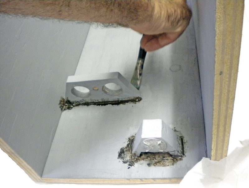 Application au pinceau de peinture grise sur des éléments de décor de maquette Alien 3