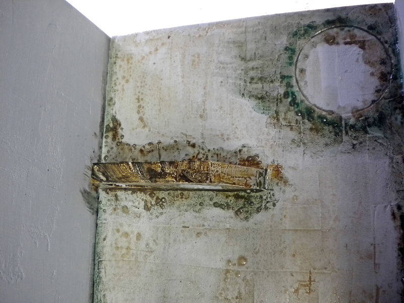 Mur de décor patiné rouille et moisissures avec étagère métallique corrodée, ambiance industrielle d'Alien 3