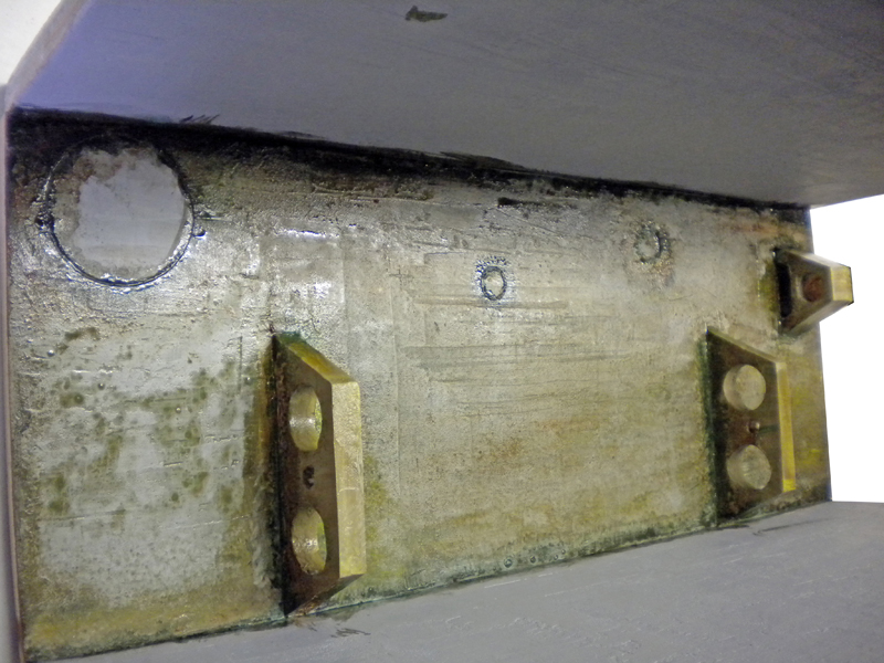Mur intérieur vieilli de la prison Fury 161 avec patine de rouille et supports métalliques