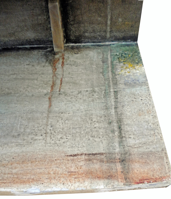 Décor de maquette Alien 3 avec sol et murs en béton patinés, coulures de rouille et taches