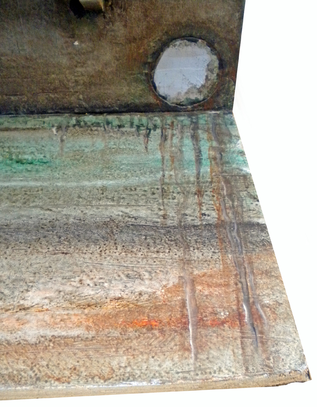 Détail de surface métallique vieillie avec coulures de rouille et patine verdâtre sur maquette Alien 3