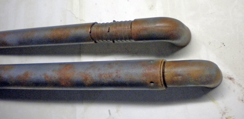 Deux pièces tubulaires métalliques patinées avec effets de rouille et d'usure pour maquette Alien 3