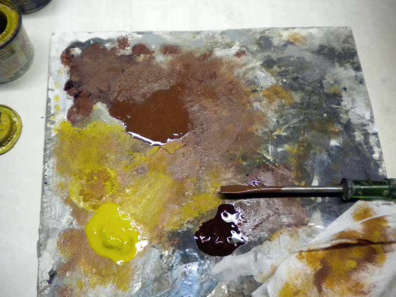 Palette de peinture avec mélanges de jaune et brun, pinceau et pots de peinture