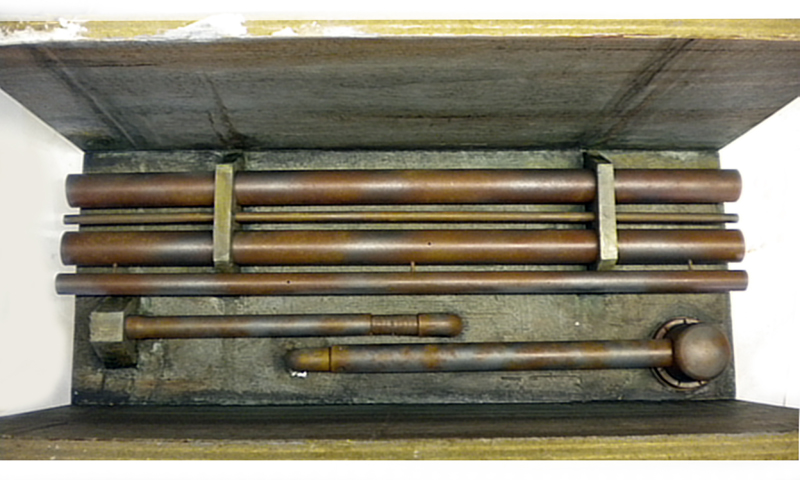 Maquette de tuyaux et conduits métalliques rouillés dans un caisson gris, décor Alien 3