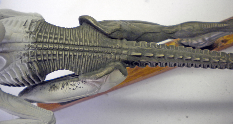 Détail du dos segmenté de la maquette Alien 3 peinte en gris métallisé