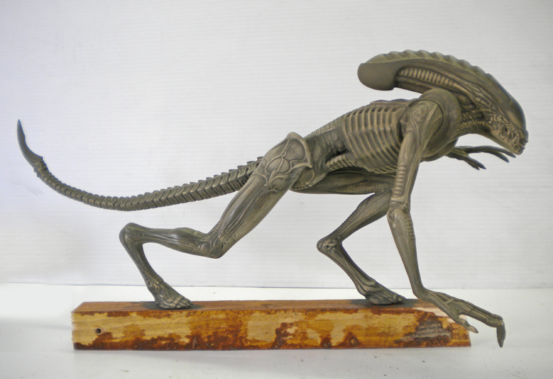 Maquette de l'Alien quadrupède en posture d'affût sur un socle en bois