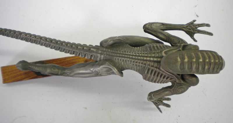 Maquette de l'Alien d'Alien 3 vue de dos, longue queue segmentée déployée