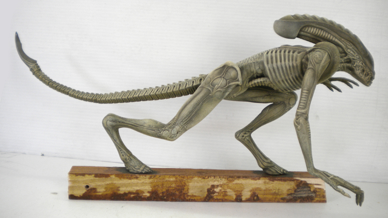 Maquette du xénomorphe quadrupède d'Alien 3 peinte en gris sur socle bois