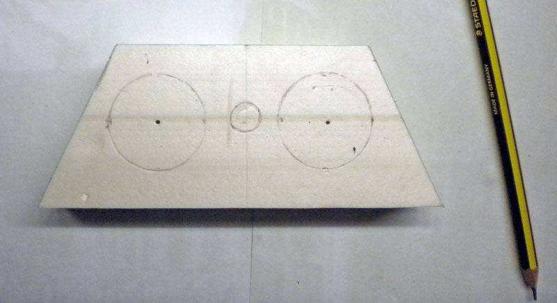 Plaque de mousse rigide avec cercles tracés au crayon à côté d'un crayon Staedtler