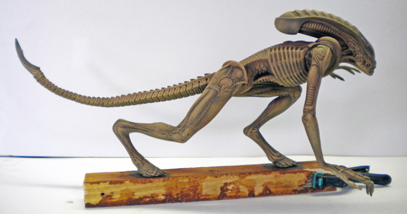 Maquette du Xénomorphe quadrupède d'Alien 3 peinte en tons ocre sur socle bois