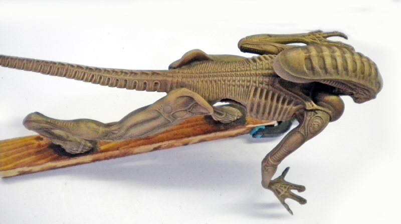 Maquette de l'alien quadrupède d'Alien 3 en apprêt brun fixée sur un support en bois