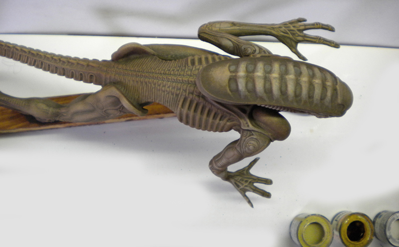 Maquette du xénomorphe Alien 3 en position quadrupède, corps brun-vert peint, vue de dessus