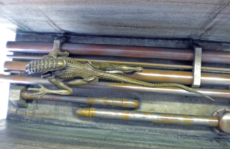 Maquette de l'alien rampant le long de canalisations rouillées dans un décor industriel