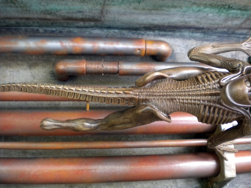 Maquette de l'Alien rampant sur des tuyaux rouillés, décor de fonderie d'Alien 3