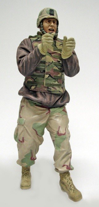Figurine peinte de soldat américain en gilet pare-balles camouflé, casque et rangers, sur fond neutre