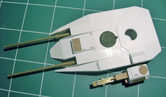 Maquette de tourelle blanche du char antigrav T800 avec doubles canons laiton sur tapis de découpe