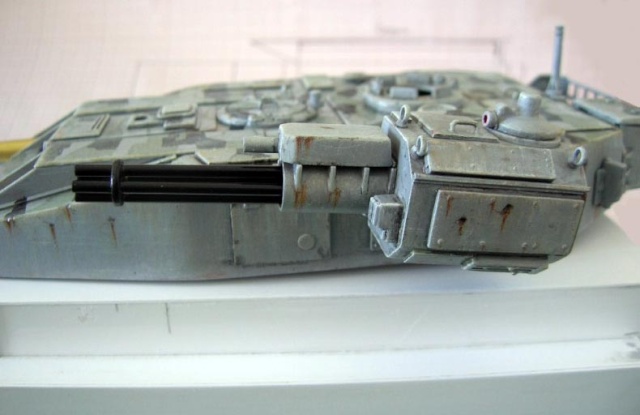 Maquette du char antigrav T800 gris vieilli avec canon multitube et tourelle latérale