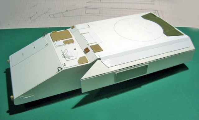 Maquette en carte plastique blanche du châssis du char antigrav T800 en cours de construction