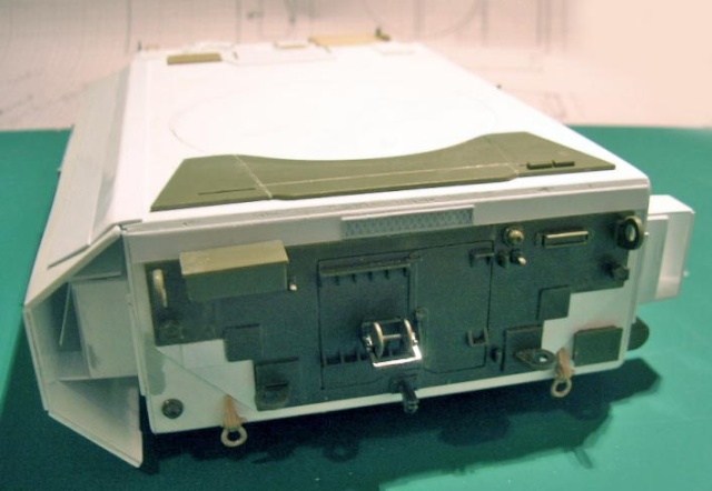 Maquette du char antigrav T800 en construction, coque arrière détaillée avec plaque moteur et anneaux de remorquage