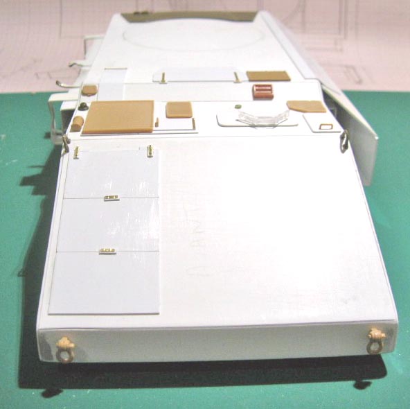 Maquette du char antigrav T800 en construction, coque blanche avec trappes et détails rapportés sur le pont