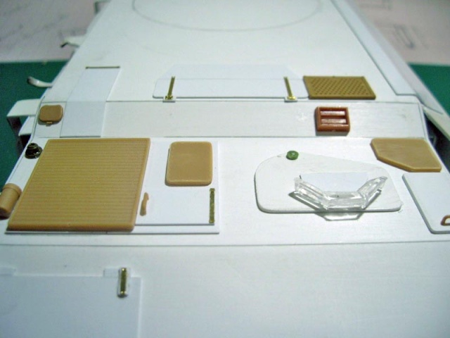 Détail du pont supérieur de la maquette du char antigrav T800 avec trappes, grilles et bloc optique transparent