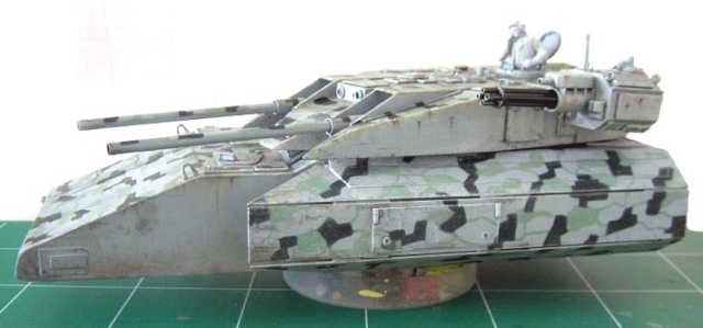 Maquette de char antigrav T800 en camouflage hivernal vue de profil avec canons et tourelle