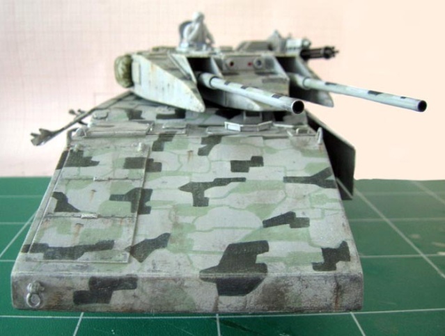 Maquette du char antigrav T800 vue de face avec camouflage hivernal et canons pointés en avant