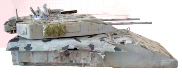 Maquette de char lourd antigrav T800 vue de profil avec camouflage hivernal et double canon