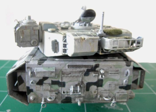Maquette de char lourd antigrav T800 avec camouflage hivernal, vue de face sur tapis de découpe