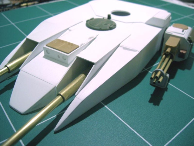 Maquette en carton blanc du char antigrav T800 avec canons dorés sur tapis de découpe