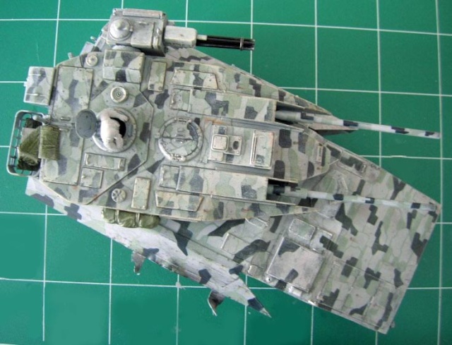 Maquette du char antigrav T800 vue de dessus, camouflage hivernal, posée sur tapis de découpe vert