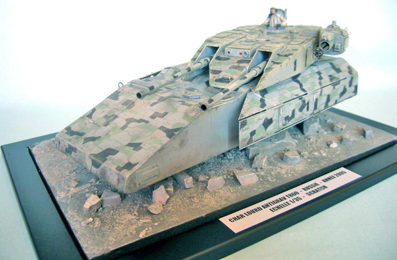 Maquette de char lourd antigrav T800 au camouflage pixelisé sur diorama de gravats avec figurine