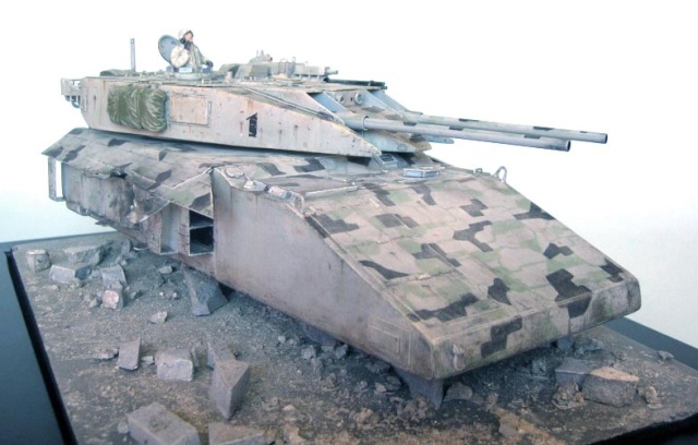 Maquette du char lourd antigrav T800 camouflé avec figurine, posée sur diorama de ruines