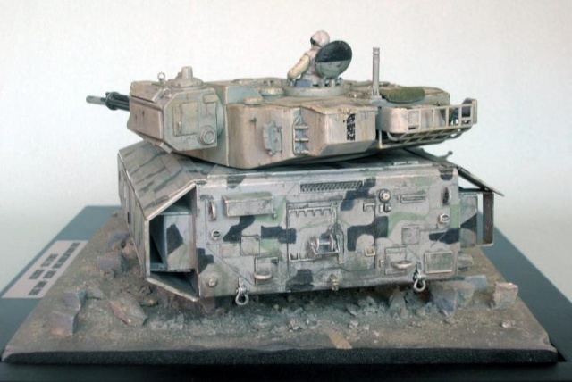 Maquette du char lourd antigrav T800 en camouflage avec figurine dans la tourelle sur diorama