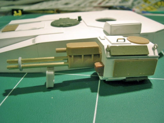 Maquette du char antigrav T800 en montage, tourelle blanche et canon multitube sur tapis de découpe