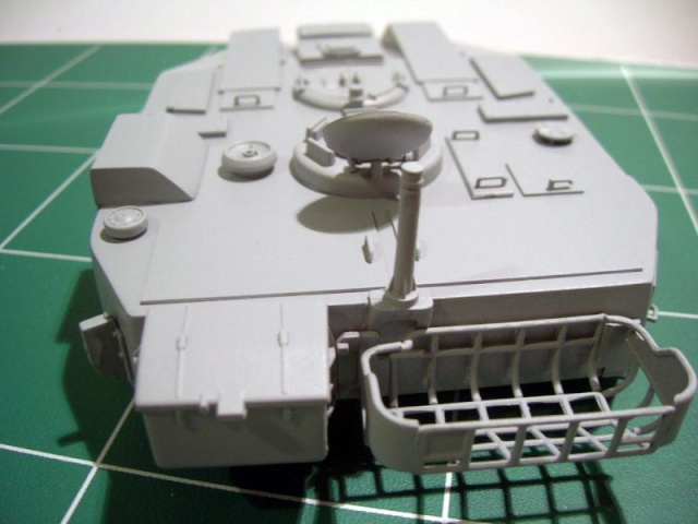 Maquette grise du char antigrav T800 en cours d'assemblage posée sur tapis de découpe vert