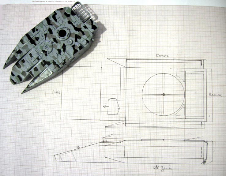 Maquette de char antigrav camouflée posée sur des plans dessinés à la main sur papier millimétré