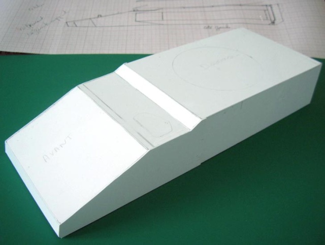 Maquette en carton plume du châssis du char antigrav T800 posée sur plan