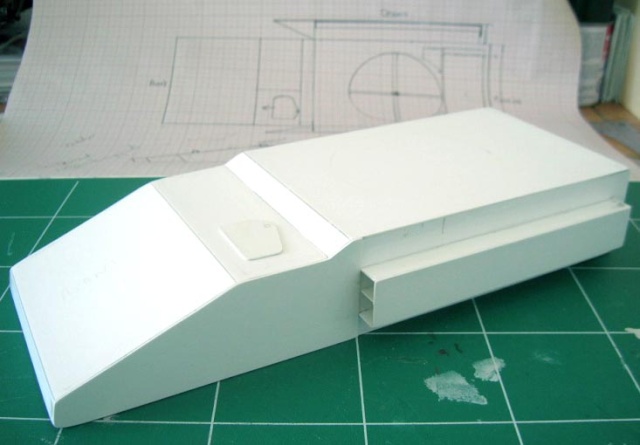 Maquette en carte plastique blanche de la coque du char antigrav T800 sur tapis de découpe