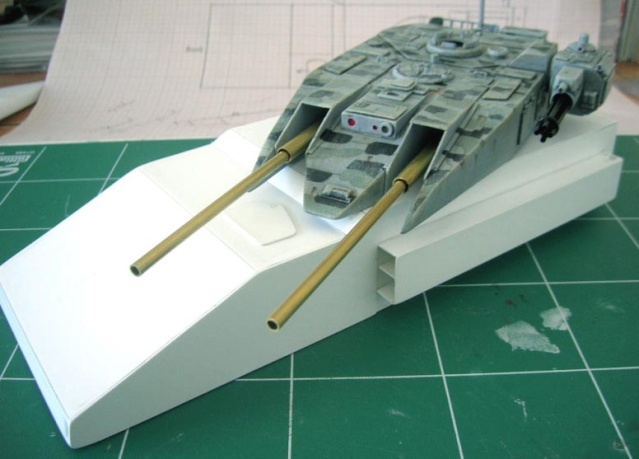 Maquette de char antigrav T800 camouflé avec deux canons posée sur un support blanc
