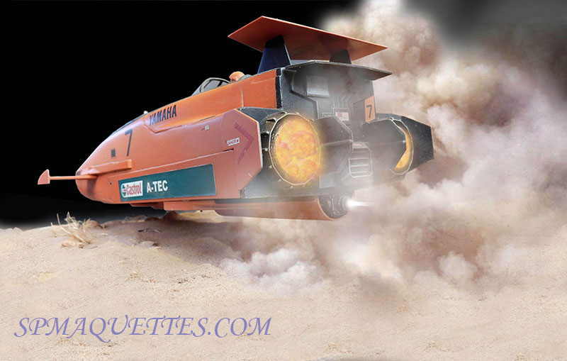 Diorama d'un aéroglisseur orange numéro 7 filant au-dessus du sable en soulevant la poussière