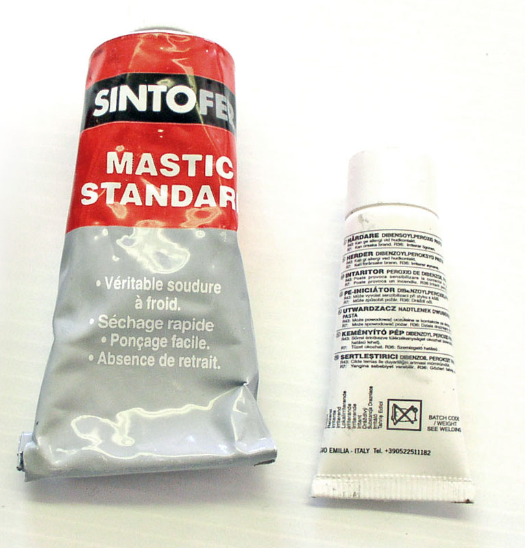 Tube de mastic Sintofer rouge et gris avec son durcisseur pour réparation de maquette