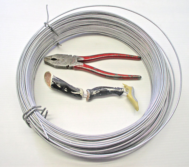 Pince à manches rouges et fil de fer galvanisé enroulé pour fabriquer l'armature