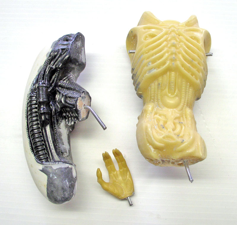 Pièces de maquette Aqualien en résine, dos peint en métallique gris, torse et main bruts